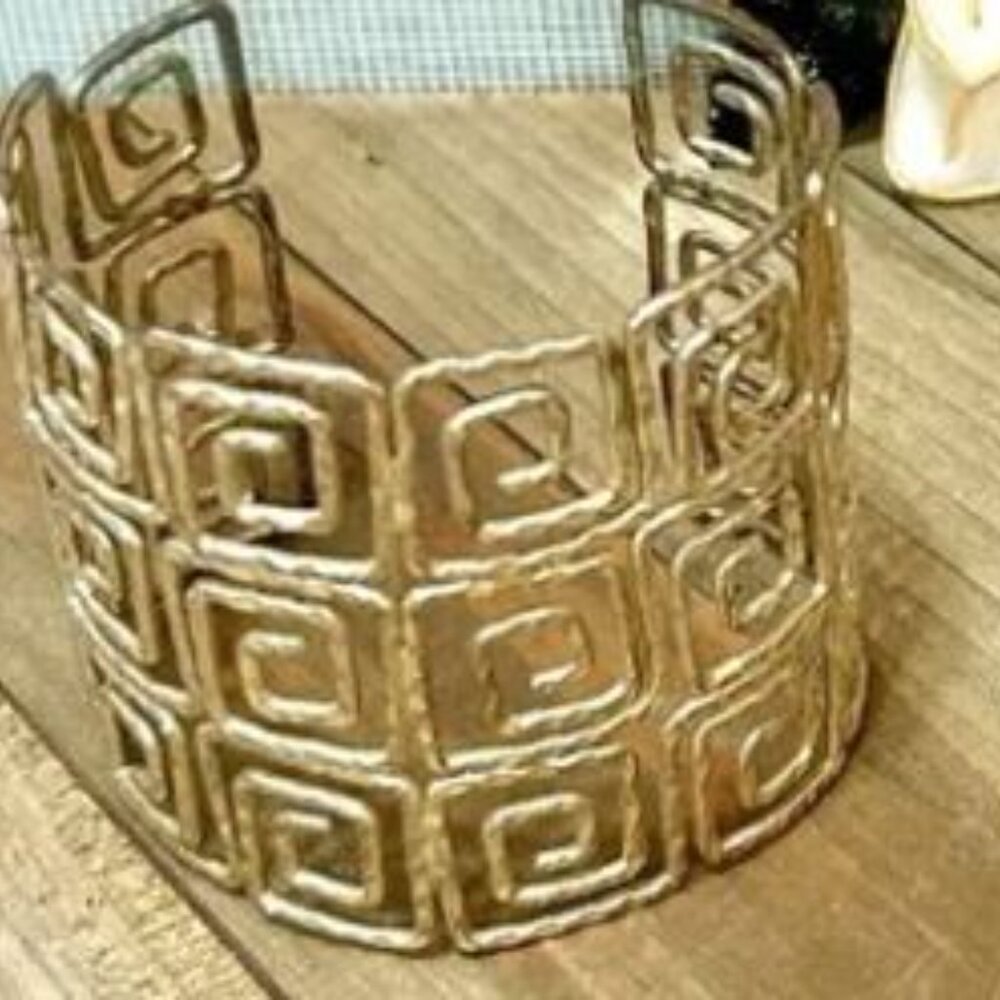 Beautiful Gold-plated bangle with unique pattern - Picture 2 of 2